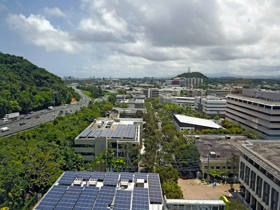 城市建筑屋顶光伏与区域能源设施
